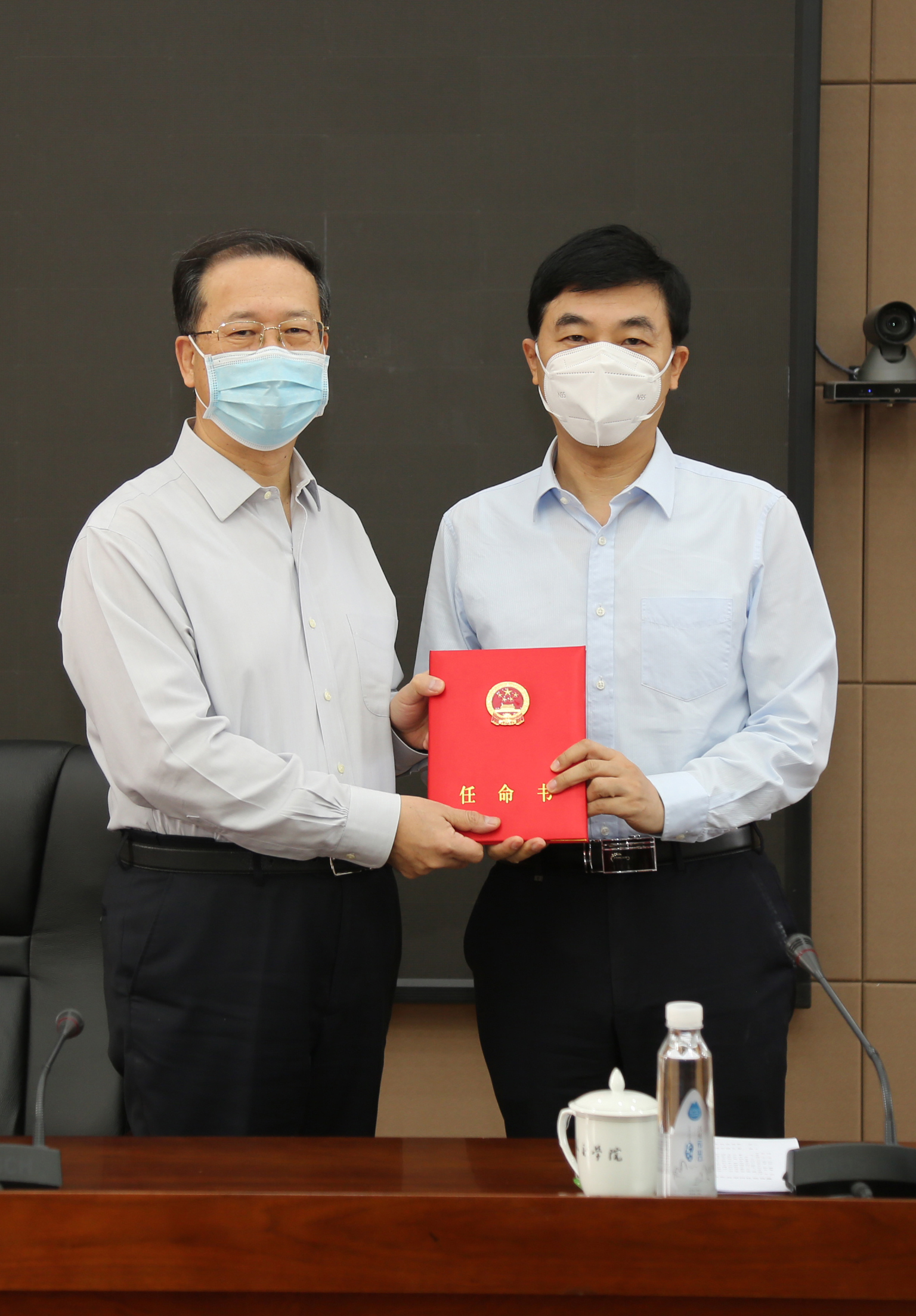 2022913马朝旭部长向王帆同志颁发任命书.jpg
